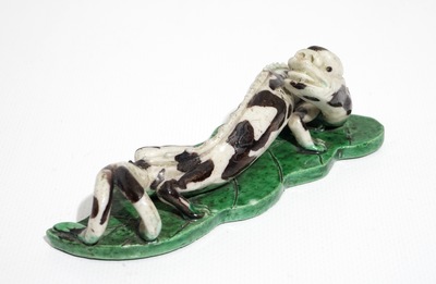 Een Chinees verte biscuit model van een draak op artemisiablad, Kangxi