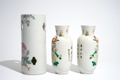 A Chinese famille rose rooster dish, a pair of vases and a qianjiang cai hat stand, 19/20th C.
