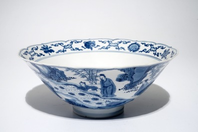 Un bol de forme conique en porcelaine de Chine bleu et blanc, marq et &eacute;poque de Kangxi