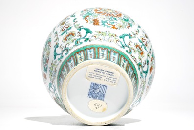 Un vase en porcelaine de Chine doucai, marque de Qianlong, 20&egrave;me