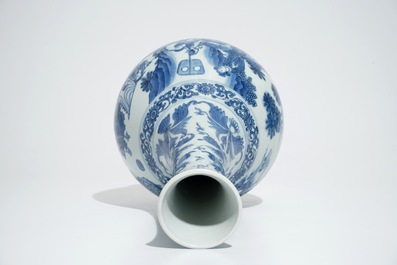 Een Chinese blauwwitte flesvormige vaas, Transitie periode