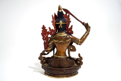 Un mod&egrave;le de Manjusri en bronze incrust&eacute; de corail et turquoise, 19/20&egrave;me