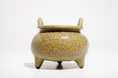 A Chinese crackle glaze tripod censer, 19/20th C.