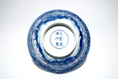 Een Chinese blauwwitte klapmutskom, Kangxi merk en periode