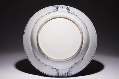 Un tr&egrave;s grand plat en porcelaine de Chine bleu et blanc de type Kraak, Wanli
