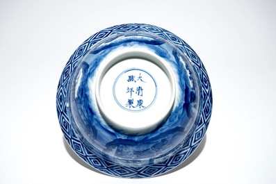 Een Chinese blauwwitte klapmutskom, Kangxi merk en periode