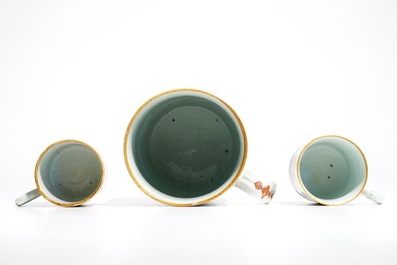 Une grande chope et une paire de petites en porcelaine de Chine de style Imari, Kangxi