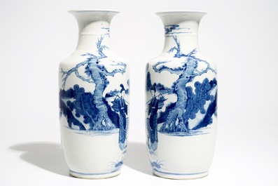 Une paire de vases en porcelaine de Chine bleu et blanc, marque de Kangxi, 19/20&egrave;me