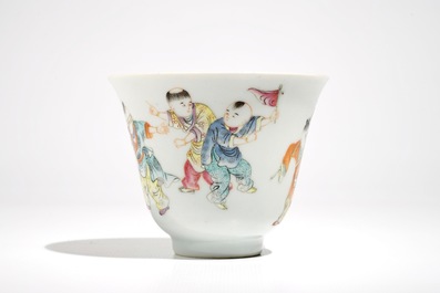 Een Chinese famille rose wijnkom met spelende kinderen, Republiek, 20e eeuw