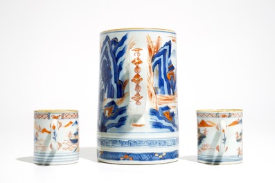Une grande chope et une paire de petites en porcelaine de Chine de style Imari, Kangxi