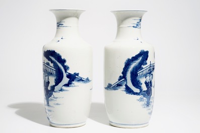 Une paire de vases en porcelaine de Chine bleu et blanc, marque de Kangxi, 19/20&egrave;me