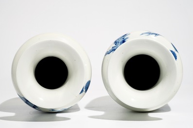 Une paire de vases en porcelaine de Chine bleu et blanc, marque de Kangxi, 19/20&egrave;me