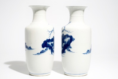 Une paire de vases en porcelaine de Chine bleu et blanc, marque de Kangxi, 19/20&egrave;me
