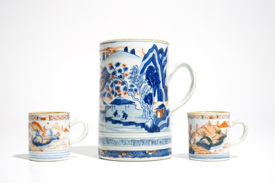 Une grande chope et une paire de petites en porcelaine de Chine de style Imari, Kangxi