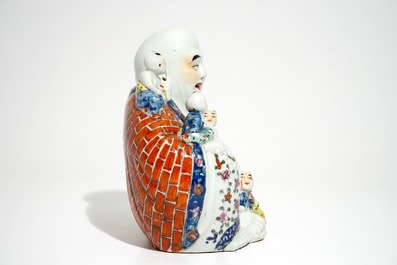 Un grand mod&egrave;le de Bouddha en porcelaine de Chine famille rose, 19/20&egrave;me