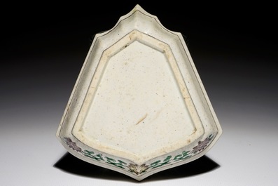 Une assiette &agrave; mendiants en biscuit famille verte aux armes de Johannes Camphuys &agrave; Batavia, Kangxi