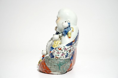 Un grand mod&egrave;le de Bouddha en porcelaine de Chine famille rose, 19/20&egrave;me