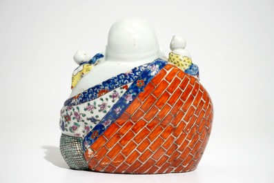 Un grand mod&egrave;le de Bouddha en porcelaine de Chine famille rose, 19/20&egrave;me