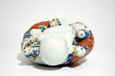 Un grand mod&egrave;le de Bouddha en porcelaine de Chine famille rose, 19/20&egrave;me