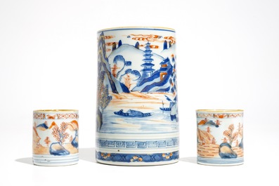 Une grande chope et une paire de petites en porcelaine de Chine de style Imari, Kangxi