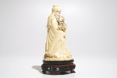 Une figure de Lin Hejing en ivoire sculpt&eacute;, Chine, d&eacute;but du 20&egrave;me