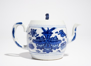 Une th&eacute;i&egrave;re couverte en porcelaine de Chine bleu et blanc, Kangxi