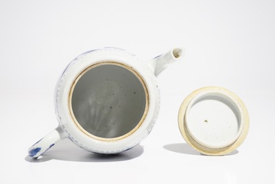 Une th&eacute;i&egrave;re couverte en porcelaine de Chine bleu et blanc, Kangxi