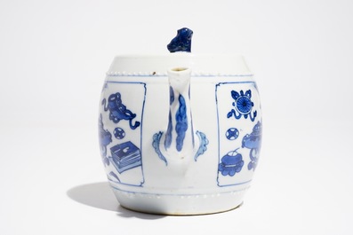 Une th&eacute;i&egrave;re couverte en porcelaine de Chine bleu et blanc, Kangxi