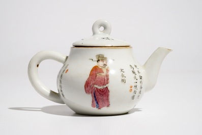 A Chinese famille rose Wu Shuang Pu teapot, 19th C.