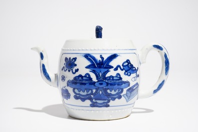 Une th&eacute;i&egrave;re couverte en porcelaine de Chine bleu et blanc, Kangxi
