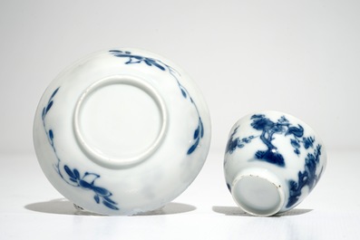 Cinq tasses et soucoupes en porcelaine de Chine bleu et blanc, Kangxi