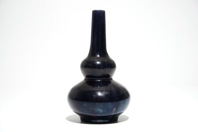 A Chinese monochrome indigo double gourd vase, 19/20e eeuw