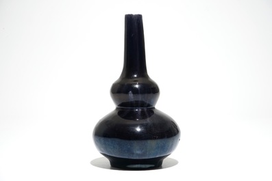 A Chinese monochrome indigo double gourd vase, 19/20e eeuw
