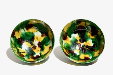 Une paire de bols en porcelaine de Chine de type &eacute;pinards et oeuf, anc. coll. Auguste le Fort, Kangxi