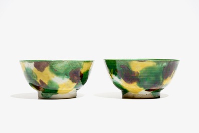 Une paire de bols en porcelaine de Chine de type &eacute;pinards et oeuf, anc. coll. Auguste le Fort, Kangxi