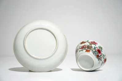 Cinq tasses et soucoupes en porcelaine de Chine famille rose aux vases fleuris, Yongzheng/Qianlong