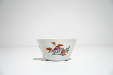 Cinq tasses et soucoupes en porcelaine de Chine famille rose aux vases fleuris, Yongzheng/Qianlong