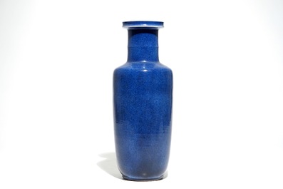 Een Chinese monochrome poederblauwe rouleau vaas, Kangxi