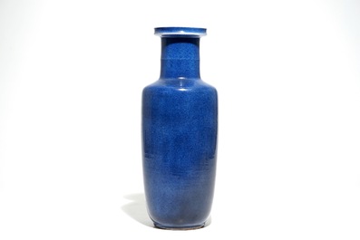 Een Chinese monochrome poederblauwe rouleau vaas, Kangxi