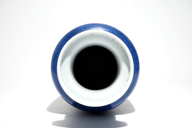 Een Chinese monochrome poederblauwe rouleau vaas, Kangxi