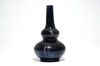 A Chinese monochrome indigo double gourd vase, 19/20e eeuw