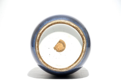 Een Chinese monochrome poederblauwe rouleau vaas, Kangxi