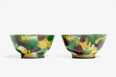 Une paire de bols en porcelaine de Chine de type &eacute;pinards et oeuf, anc. coll. Auguste le Fort, Kangxi