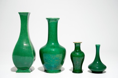 Vier diverse Chinese monochrome groene vazen, 19/20e eeuw