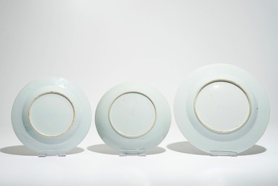 Onze assiettes en porcelaine de Chine bleu et blanc &agrave; d&eacute;cor incis&eacute;, Qianlong