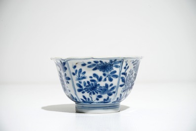 Six tasses et soucoupes en porcelaine de Chine bleu et blanc, Kangxi