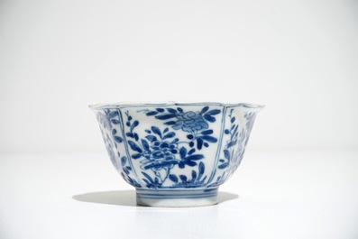 Six tasses et soucoupes en porcelaine de Chine bleu et blanc, Kangxi
