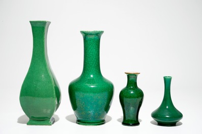 Vier diverse Chinese monochrome groene vazen, 19/20e eeuw