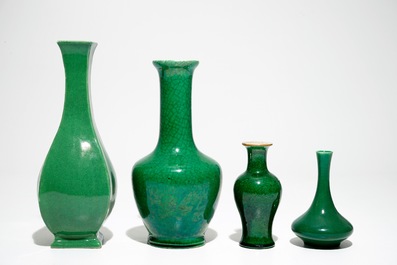 Vier diverse Chinese monochrome groene vazen, 19/20e eeuw
