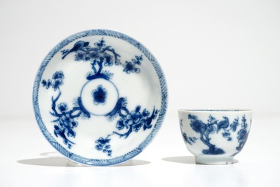 Cinq tasses et soucoupes en porcelaine de Chine bleu et blanc, Kangxi